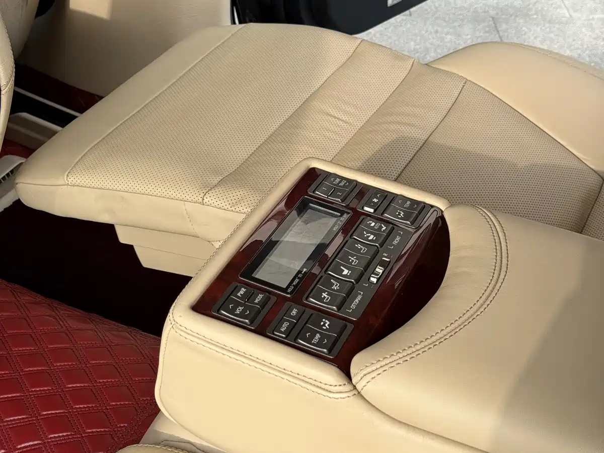 Lexus LS 2010 600hL фото 14