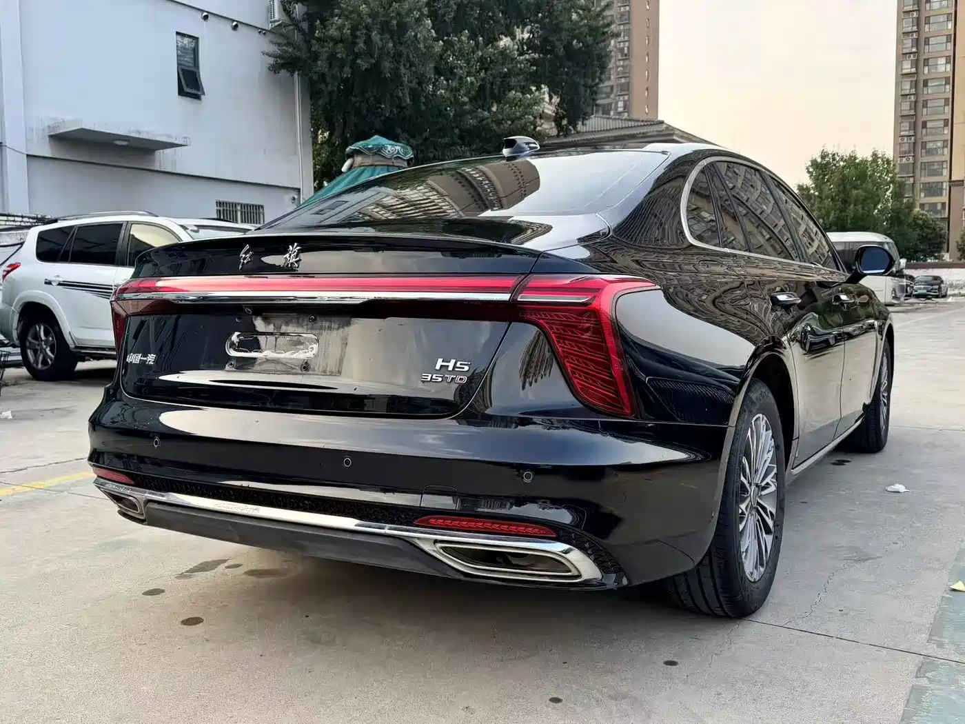 Фото 14 - Hongqi H5