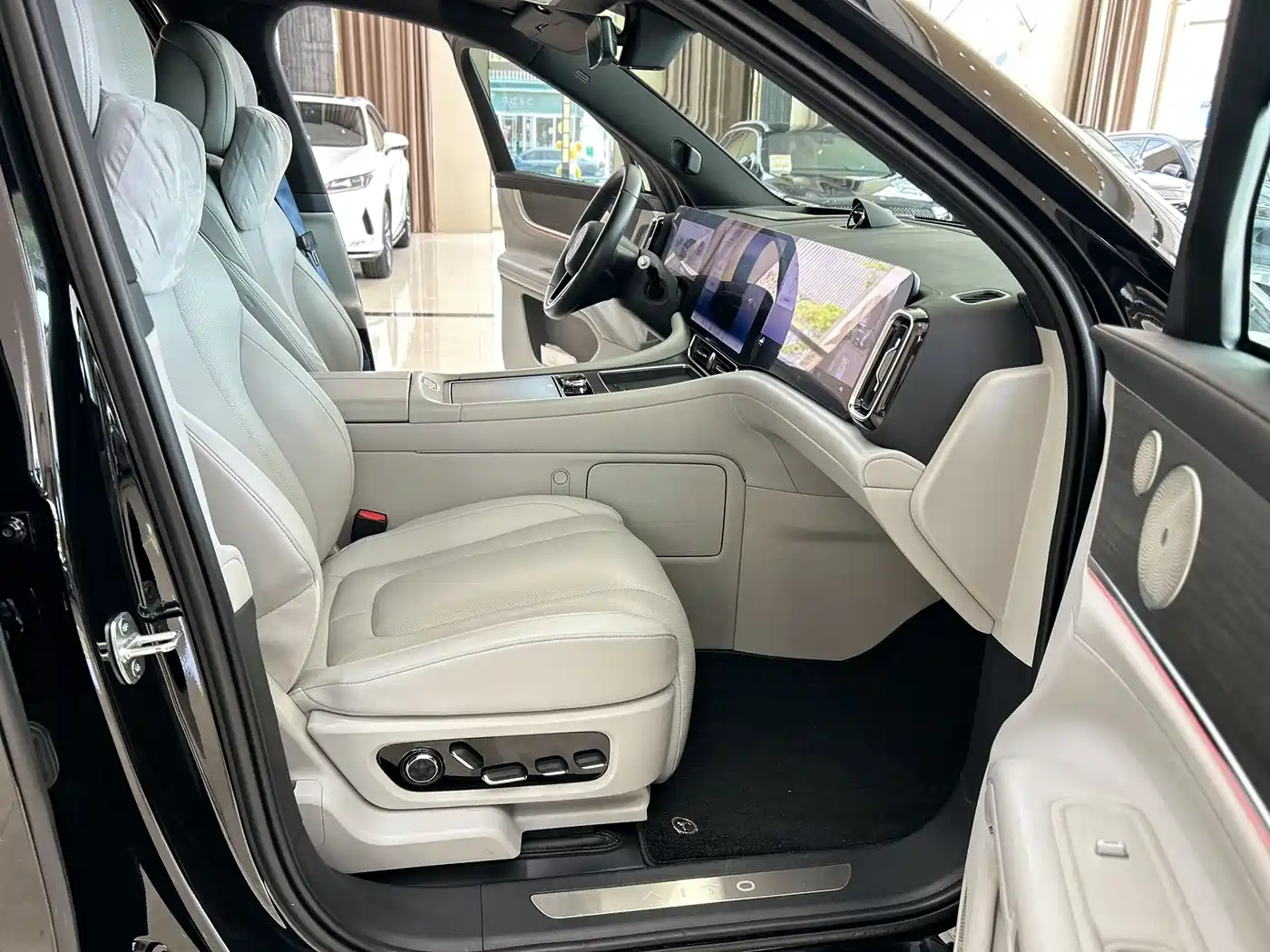 AITO Wenjie AITO M9 2024 Extended Range Ultra 42kWh 6-Seater фото 10