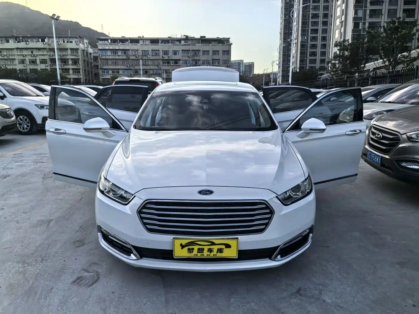Фото 6 - Ford Taurus