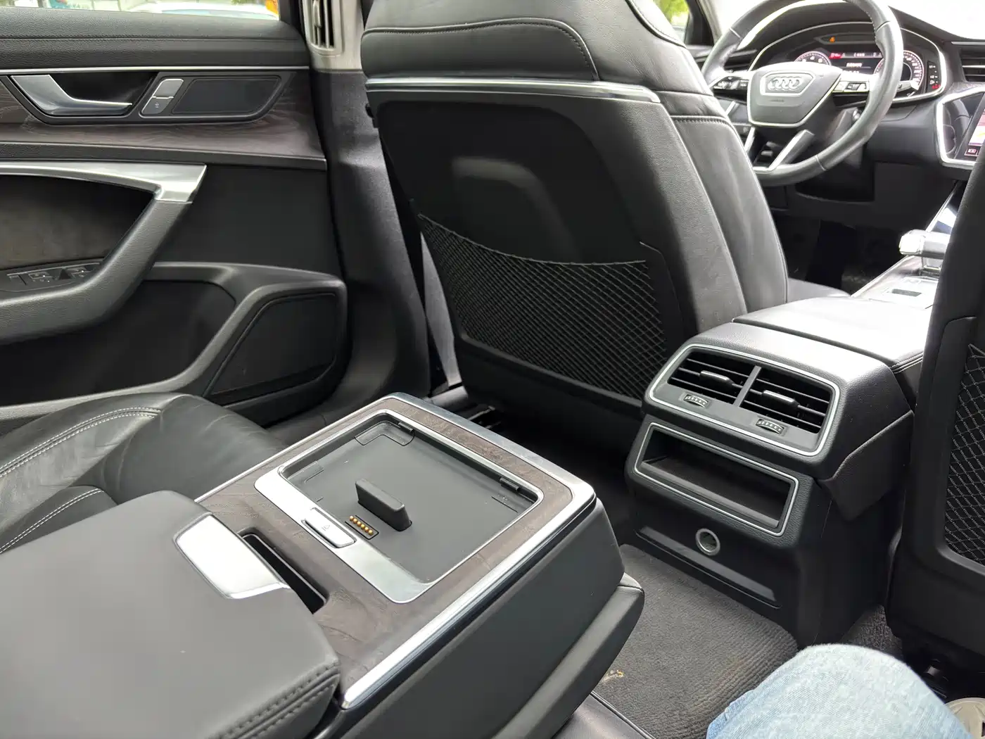Фото 10 - Audi A6L