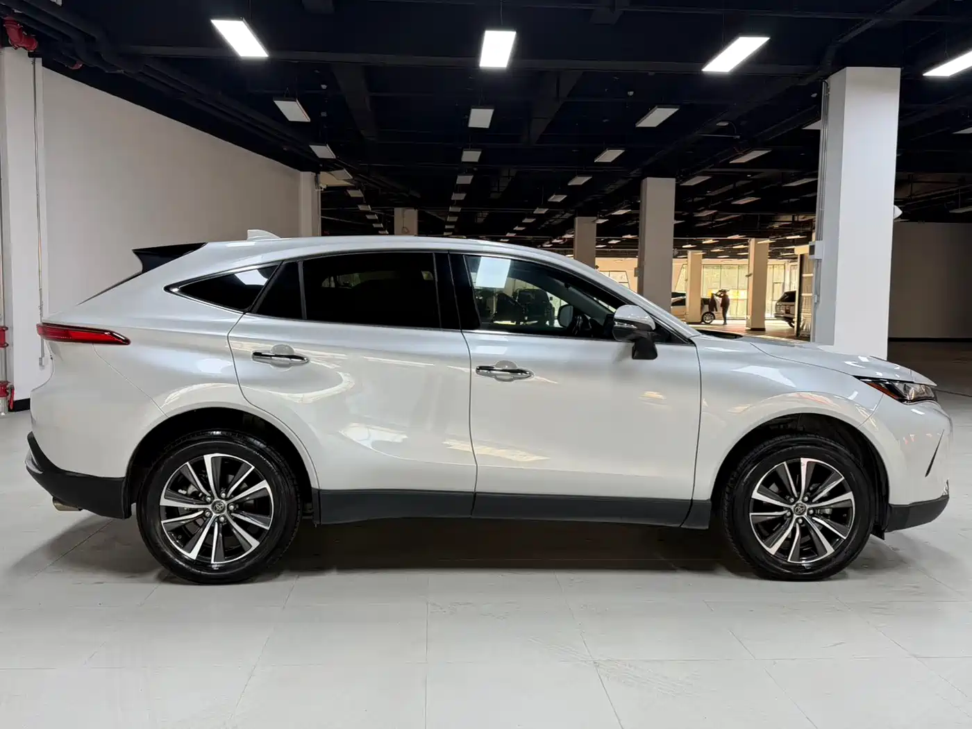 Toyota Lingfang HARRIER 2022 2.0L CVT 2WD Progressive Edition фото 4