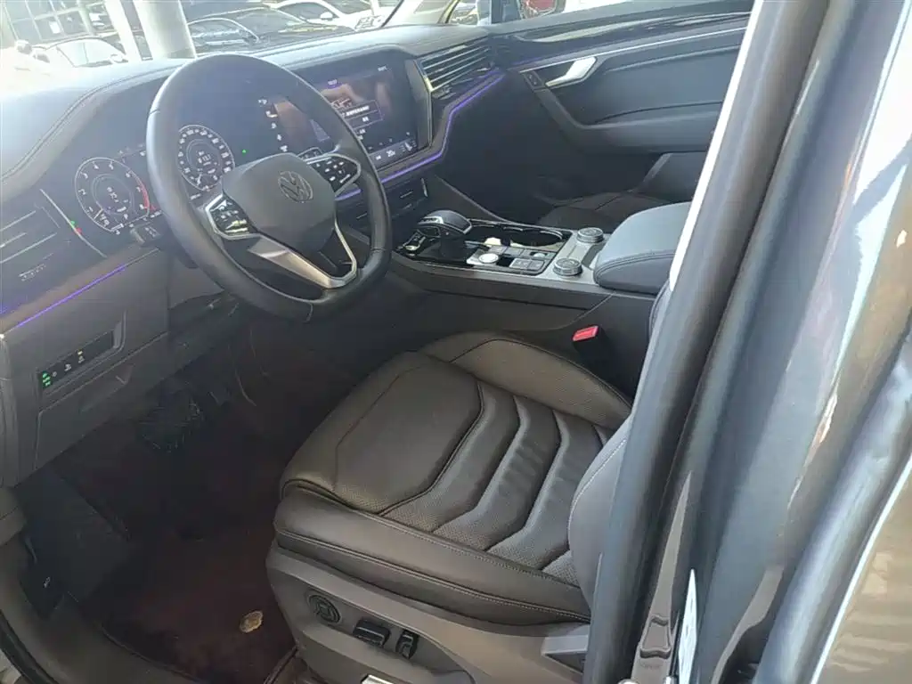 VOLKSWAGEN TOUAREG