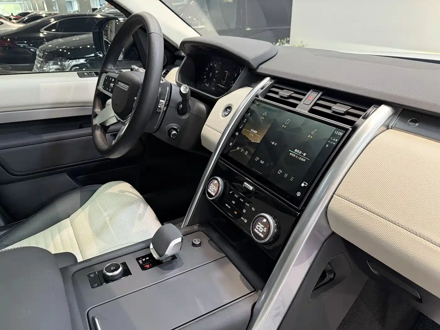 Land Rover Discovery 2024 360PS Dynamic SE фото 16