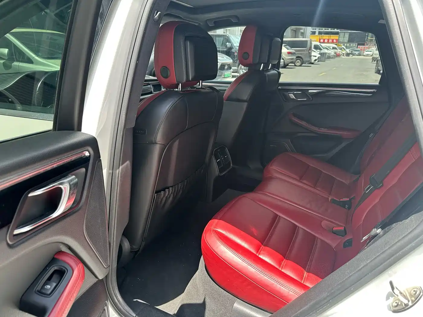 Photo 5 - Porsche Macan