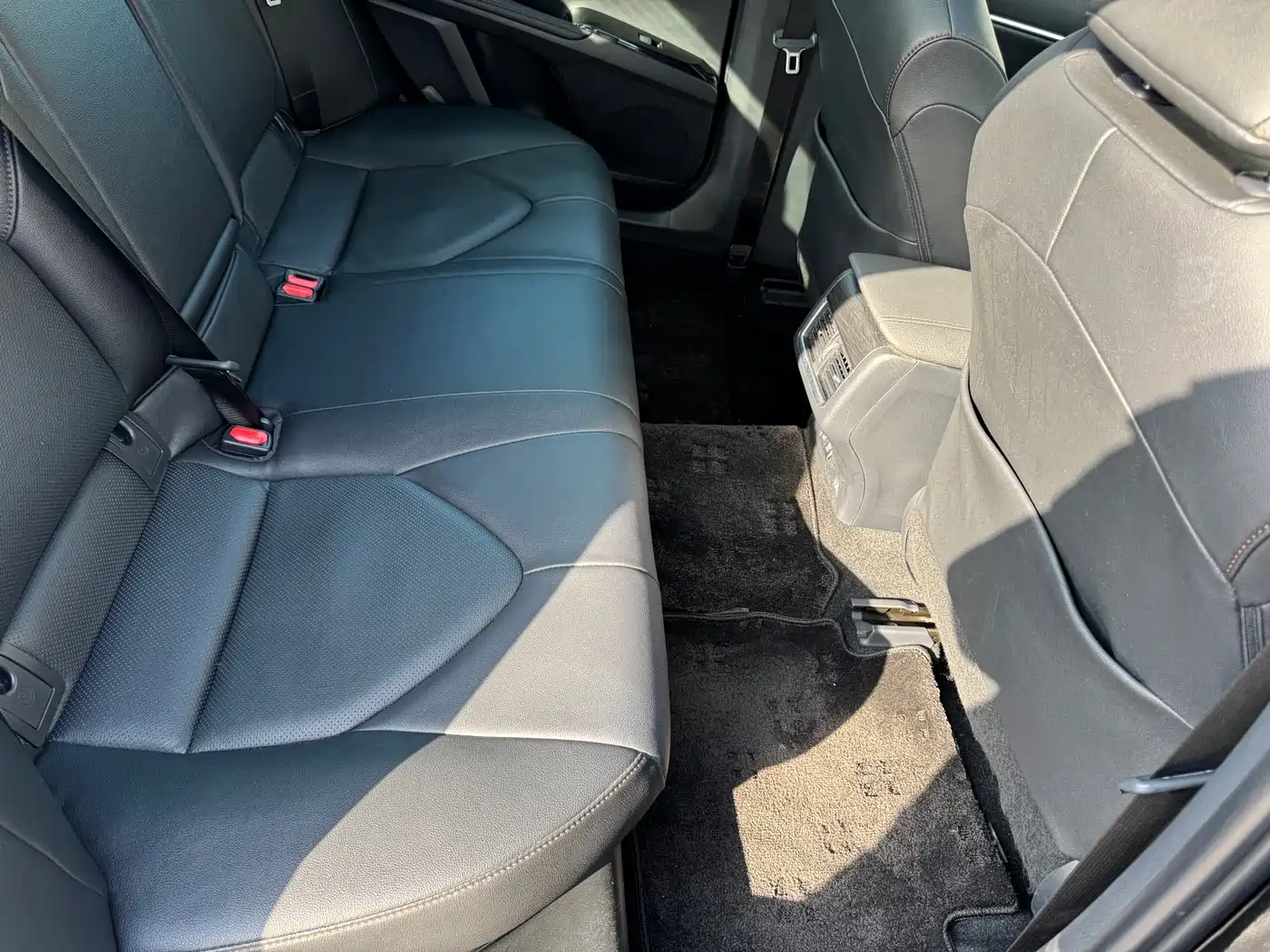 Toyota Camry 2023 Hybrid 2.5HG Luxury Edition фото 18