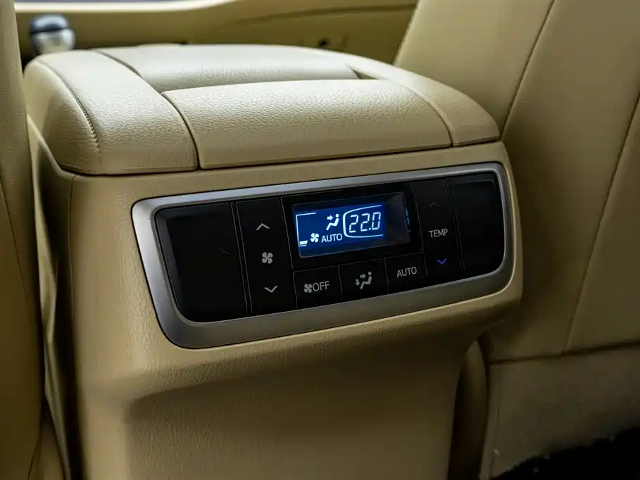 Photo 26 - Toyota Highlander