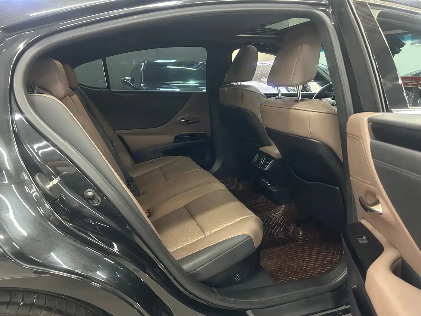 Фото 6 - Lexus ES