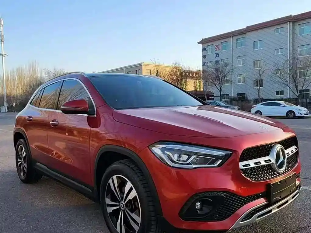 MERCEDES-BENZ GLA