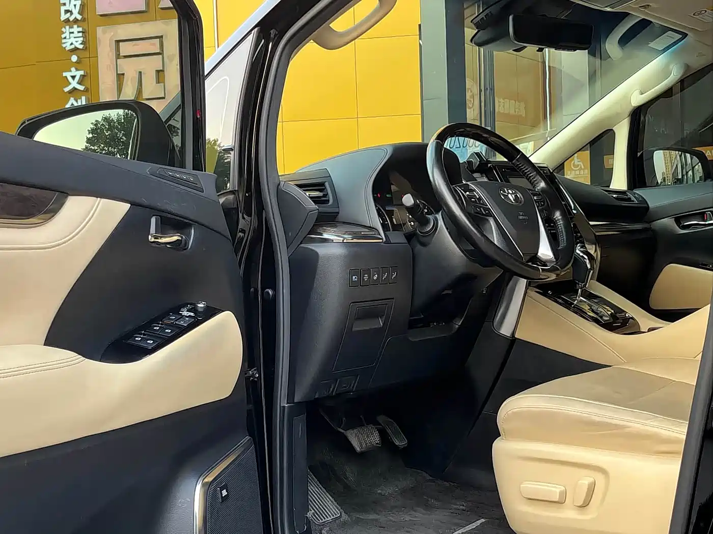 Toyota Alphard 2021 Hybrid 2.5L Premium фото 3