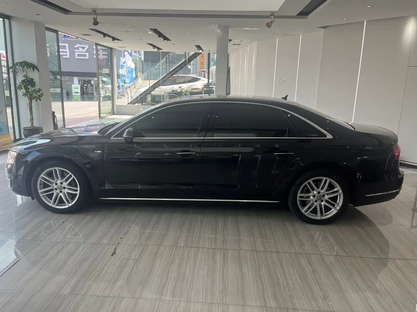 Фото 4 - Audi A8