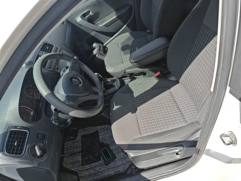 Volkswagen Polo 2014 1.6L Automatic Comfort Edition фото 15