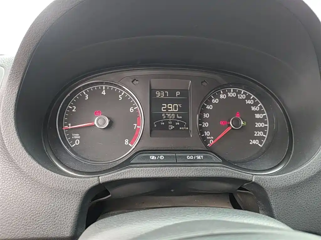 Volkswagen Polo 2016 1.4L Automatic Trend фото 12
