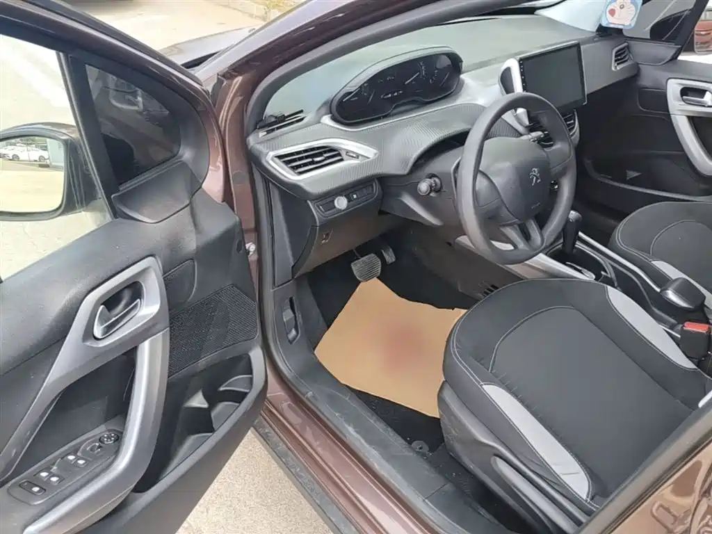 Peugeot 2008 2015 1.6L Automatic Cool Edition фото 16