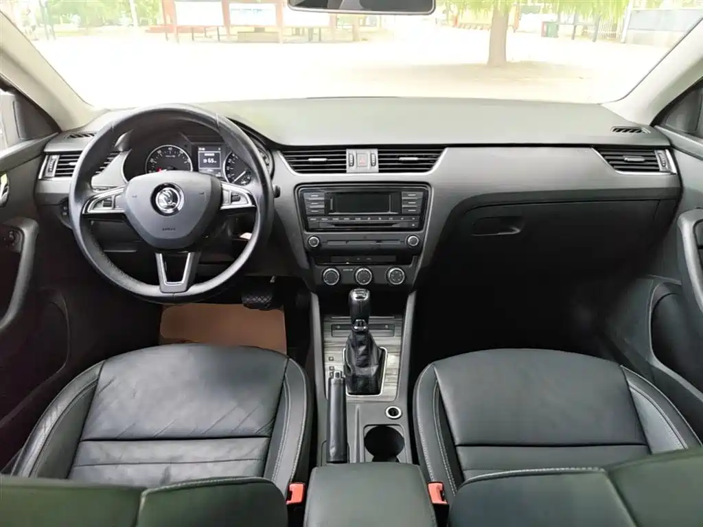 Škoda Octavia 2017 1.6L Automatic Smart Edition фото 10
