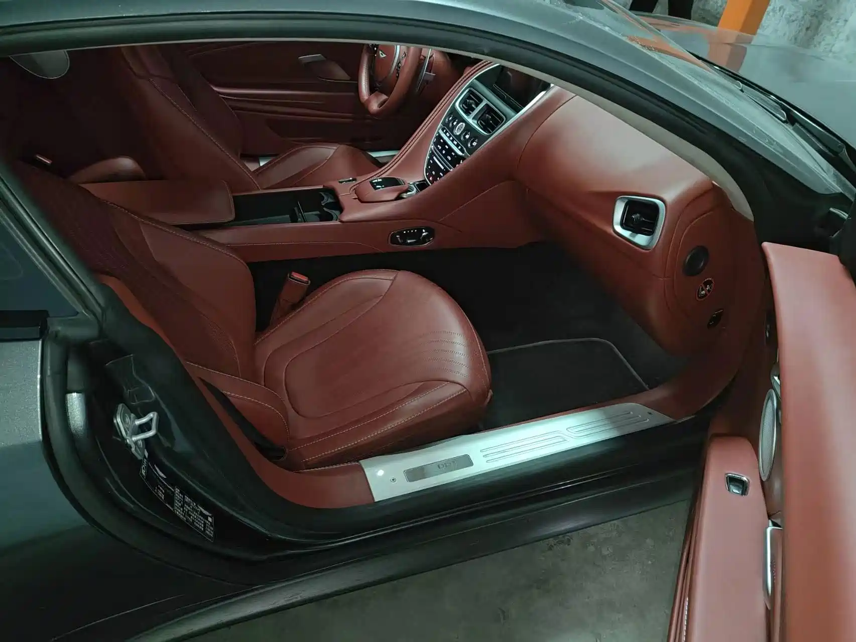 Фото 3 - Aston Martin DB11