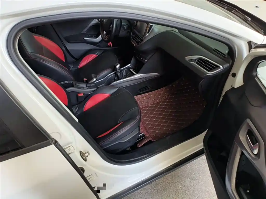 Peugeot 2008 2014 1.6L Manual Fashion Edition фото 11