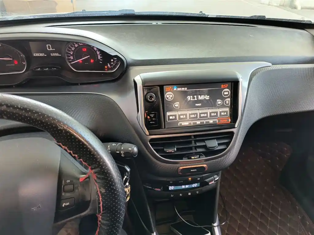 Peugeot 2008 2014 1.6L Manual Fashion Edition фото 20