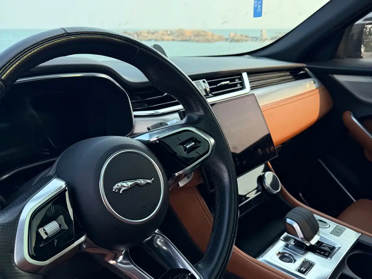 Photo 4 - Jaguar F-PACE