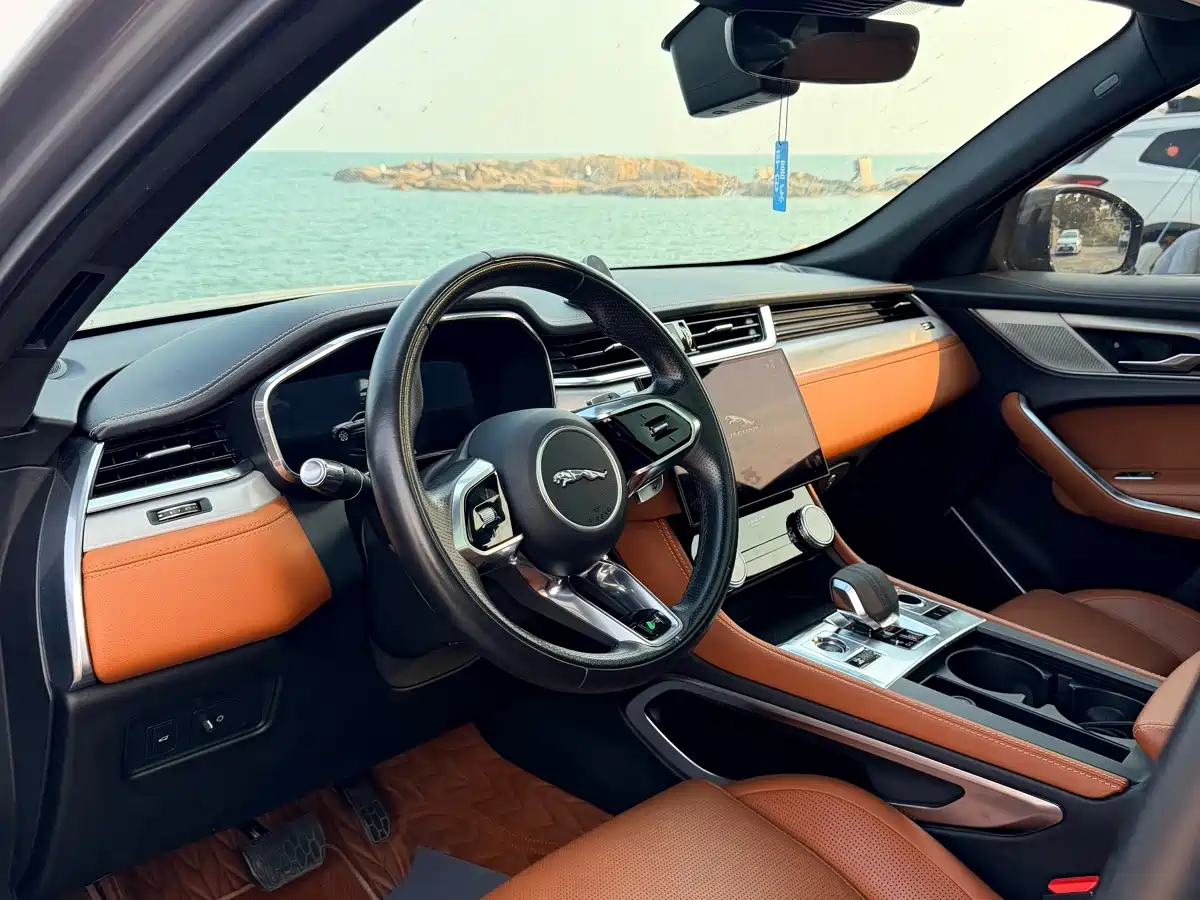 Photo 3 - Jaguar F-PACE