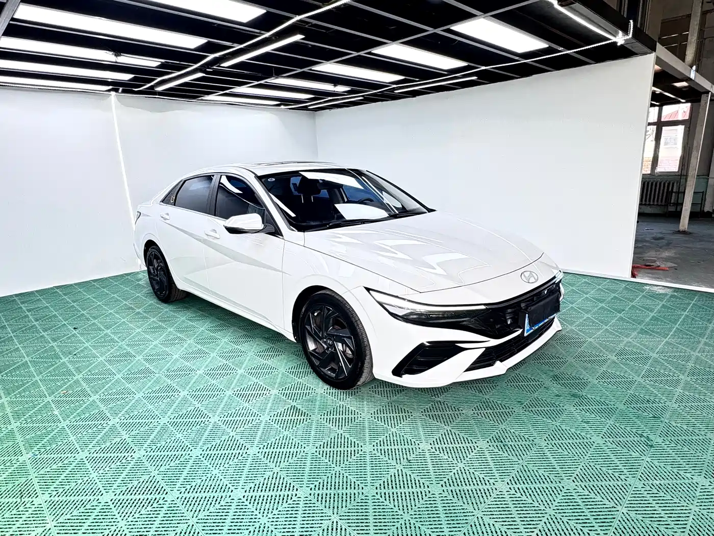 Hyundai Elantra 2023 Model 1.5L CVT LUX Premium Edition фото 3