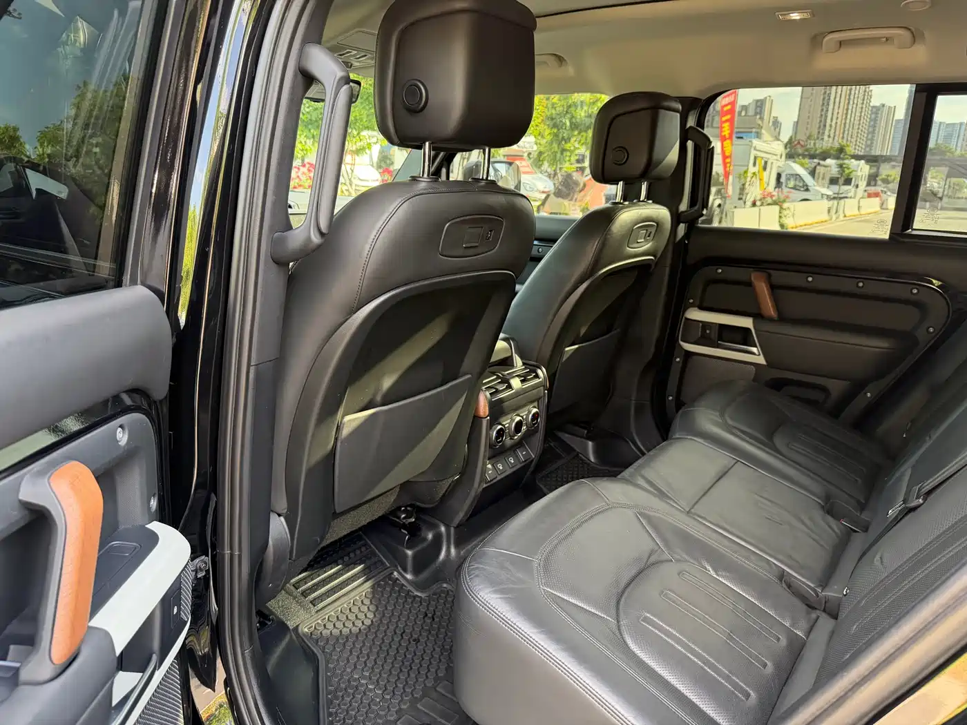 Land Rover Defender 2021 110 P400 Dark Special Edition фото 9