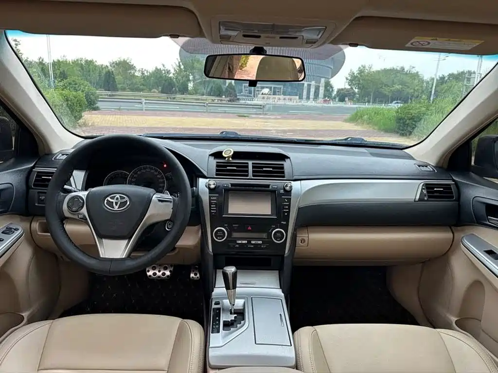 Фото 8 - Toyota Camry