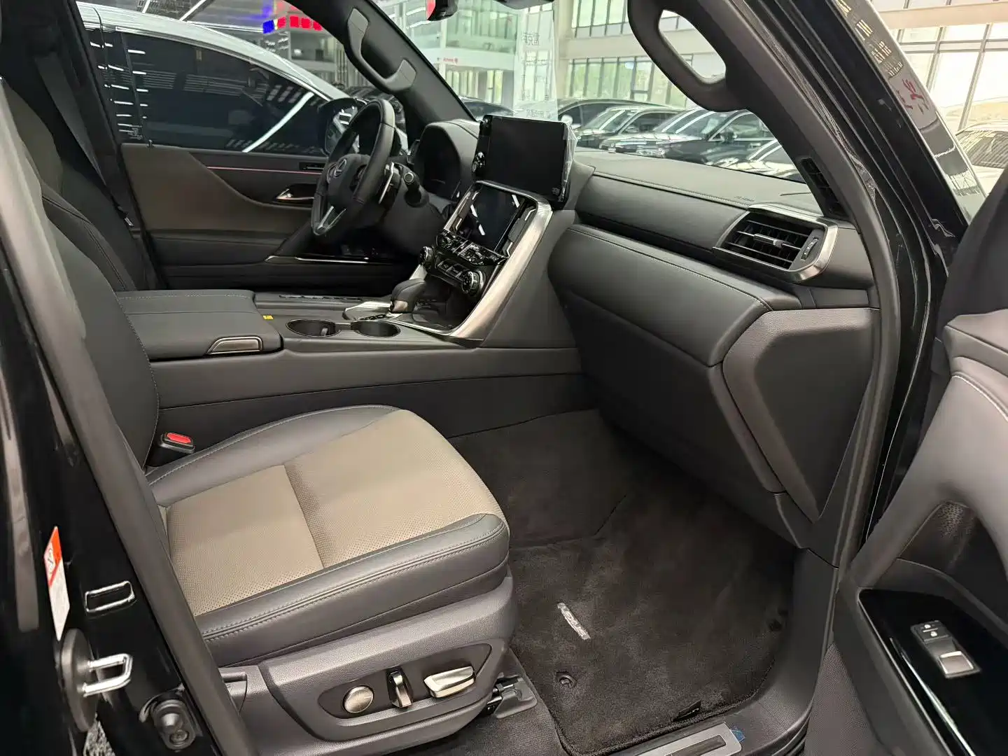 Photo 6 - Lexus LX