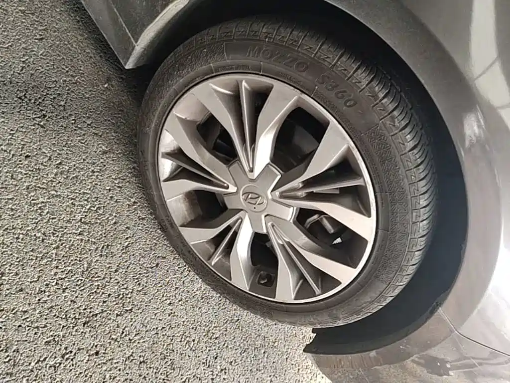 Photo 12 - Hyundai Sonata