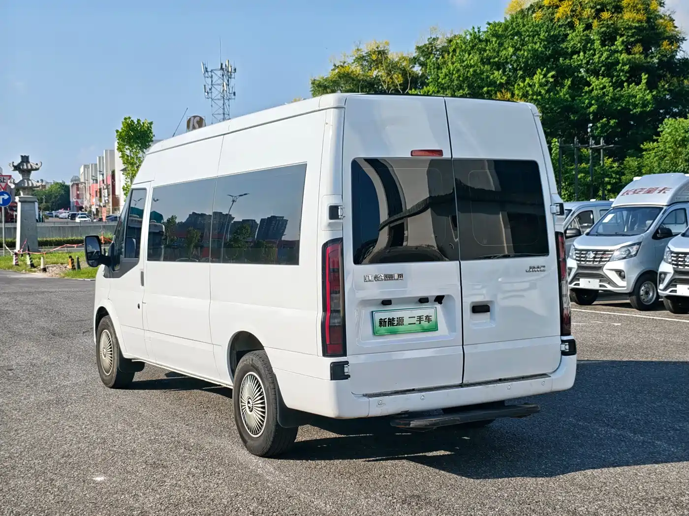 Jiangling JMC Fushun 2025 2025 Model 2.0T 8AT Diesel Medium Wheelbase Medium-High Roof Commercial Multi-purpose Vehicle 5/6 Seater