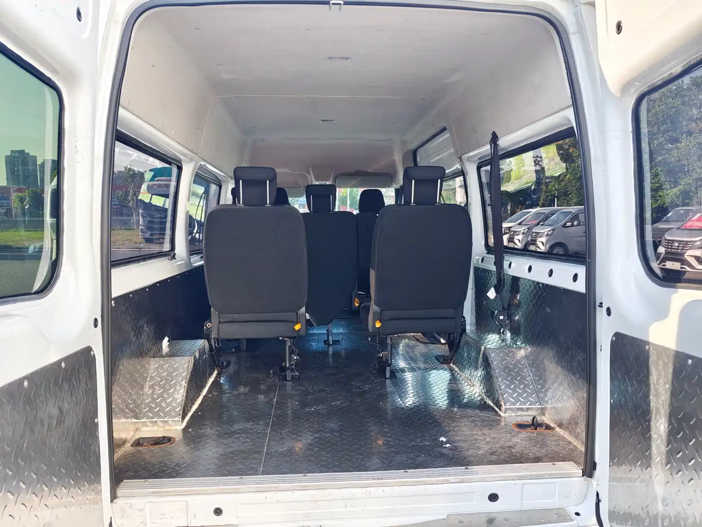Jiangling JMC Fushun 2025 2025 Model 2.0T 8AT Diesel Medium Wheelbase Medium-High Roof Commercial Multi-purpose Vehicle 5/6 Seater