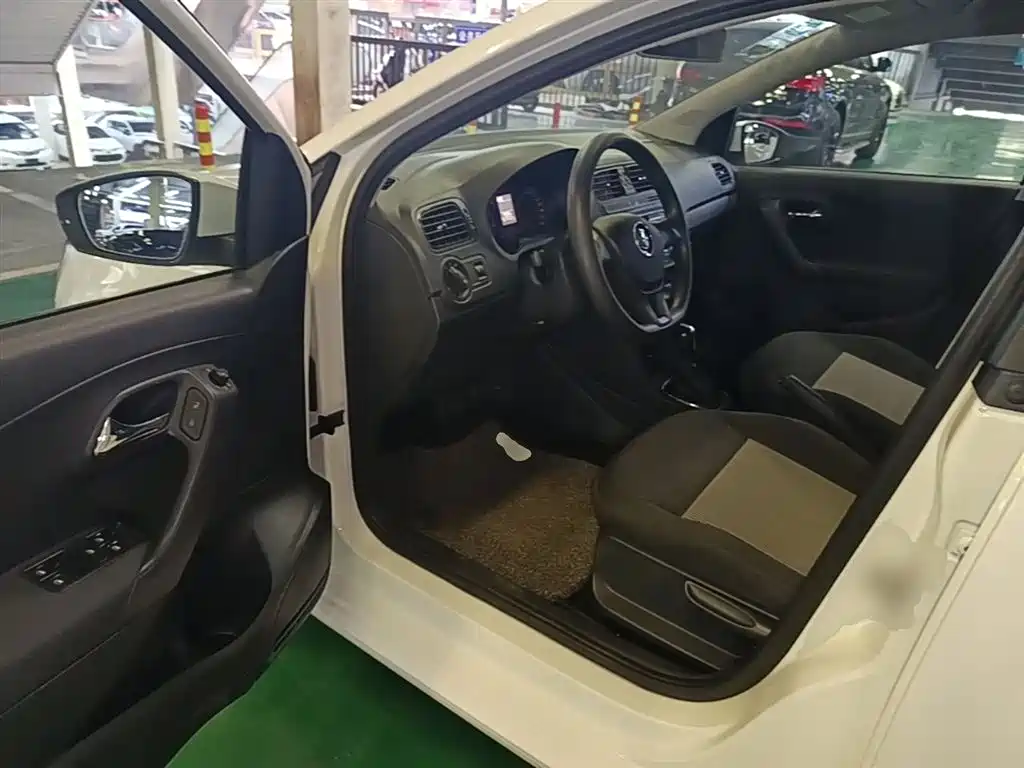 Volkswagen Polo 2016 1.4L Automatic Trend фото 16