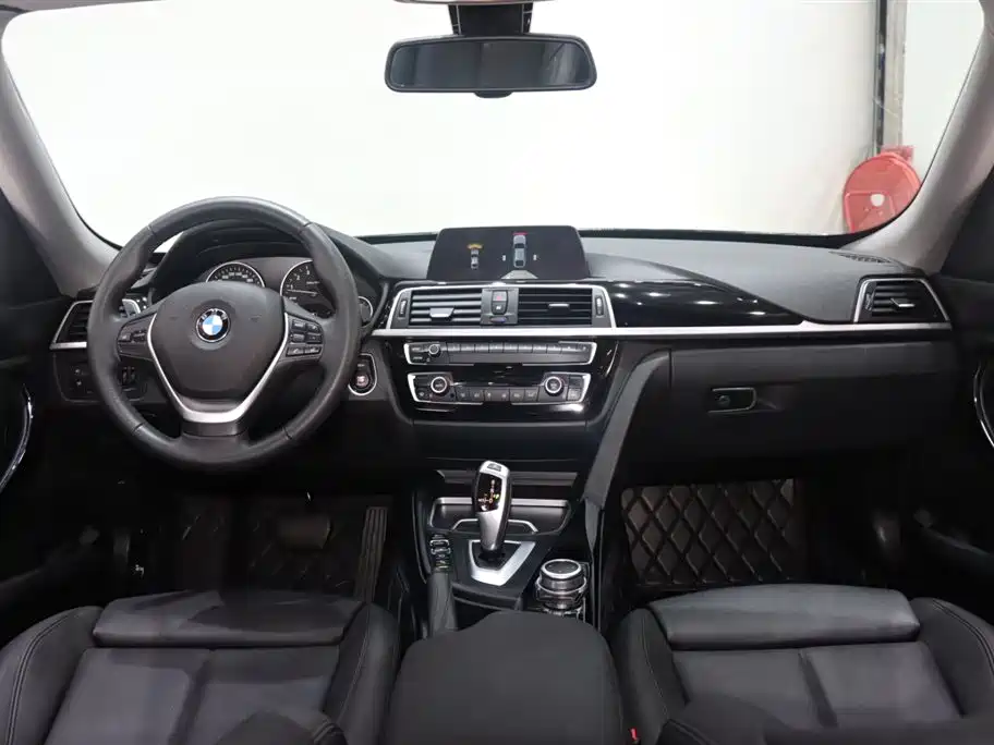 BMW 3 Series GT 2019 320i Fashion Model фото 11