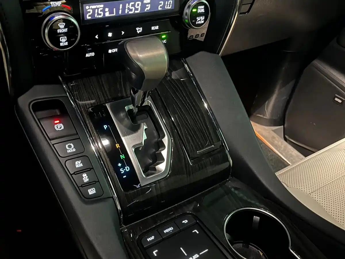 Lexus LM 2020 300h Seven-Seater Elegance Edition фото 10