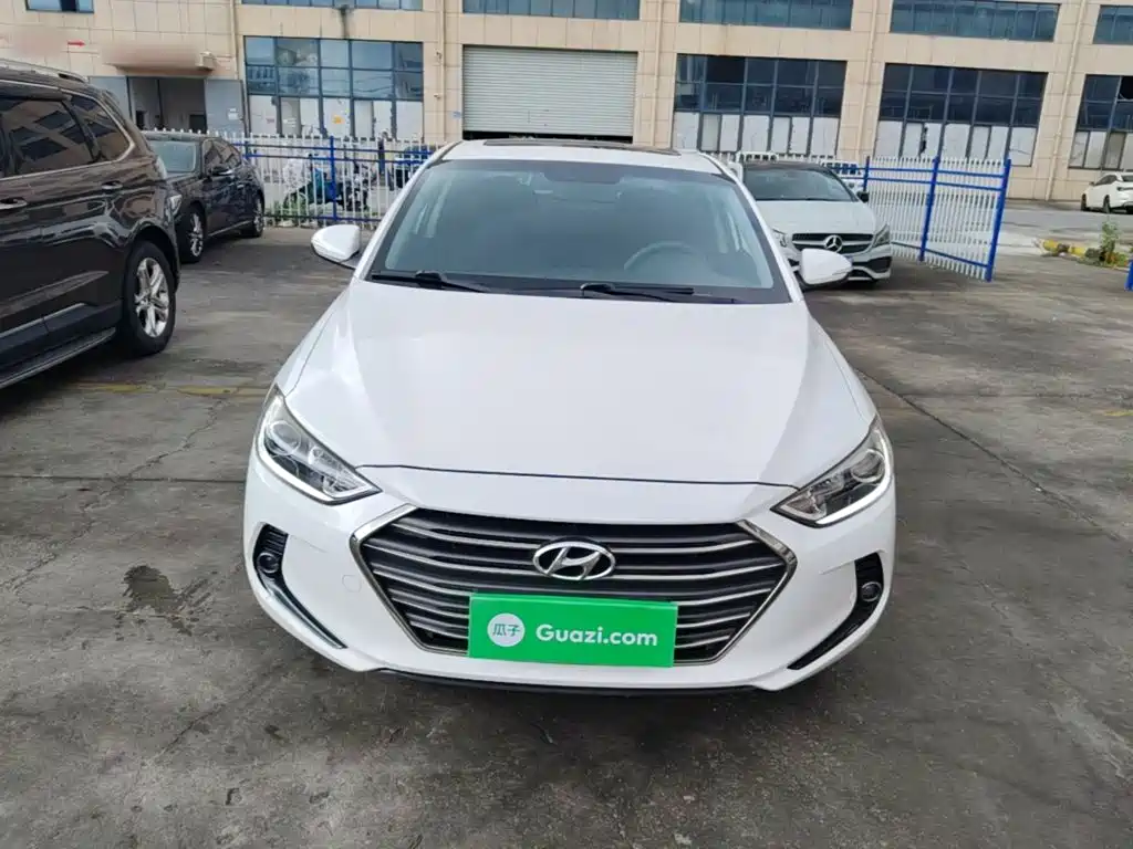 Фото 3 - Hyundai Elantra