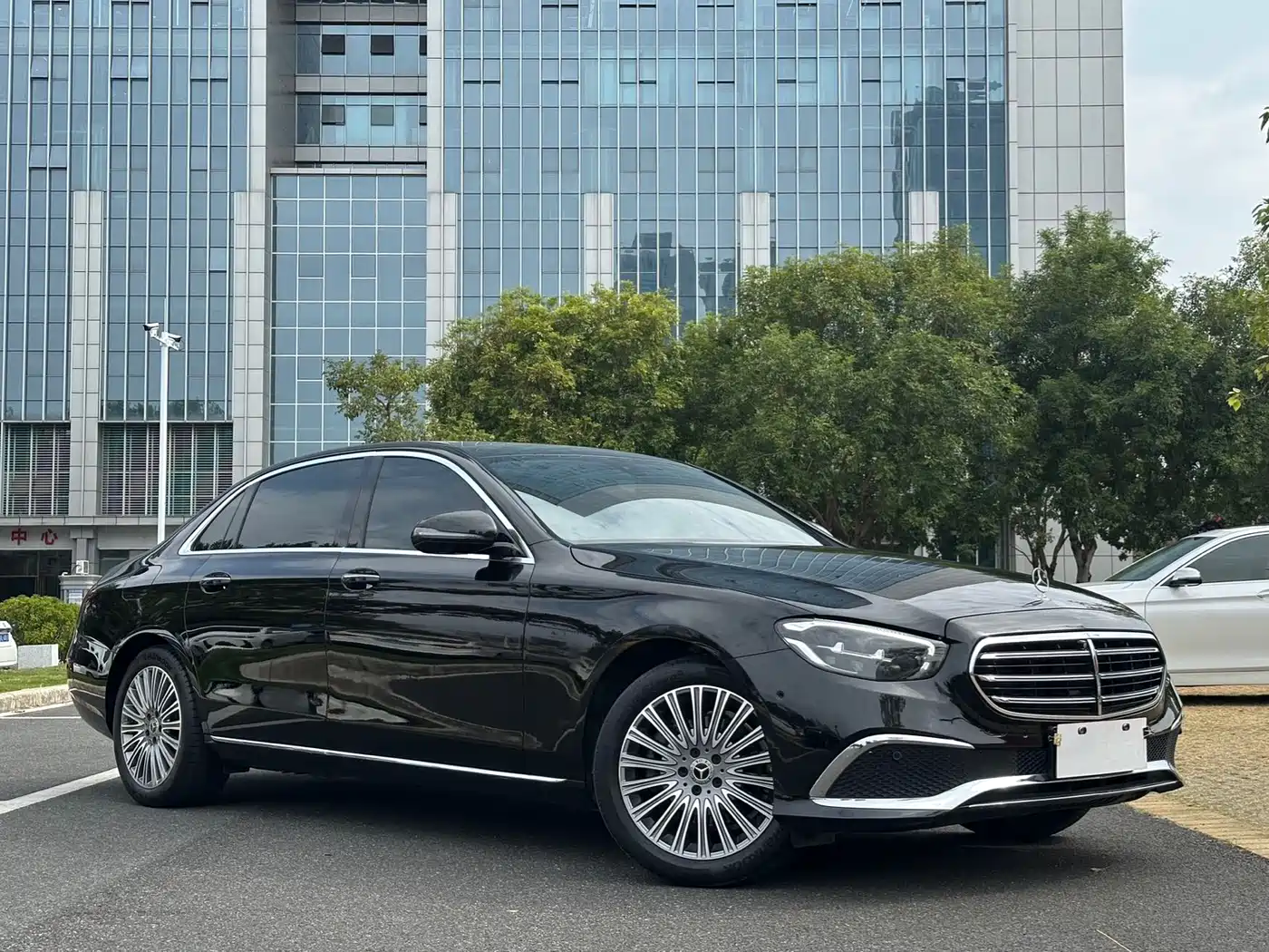Mercedes-Benz E-Class 2023 E 300 L Fashion фото 3