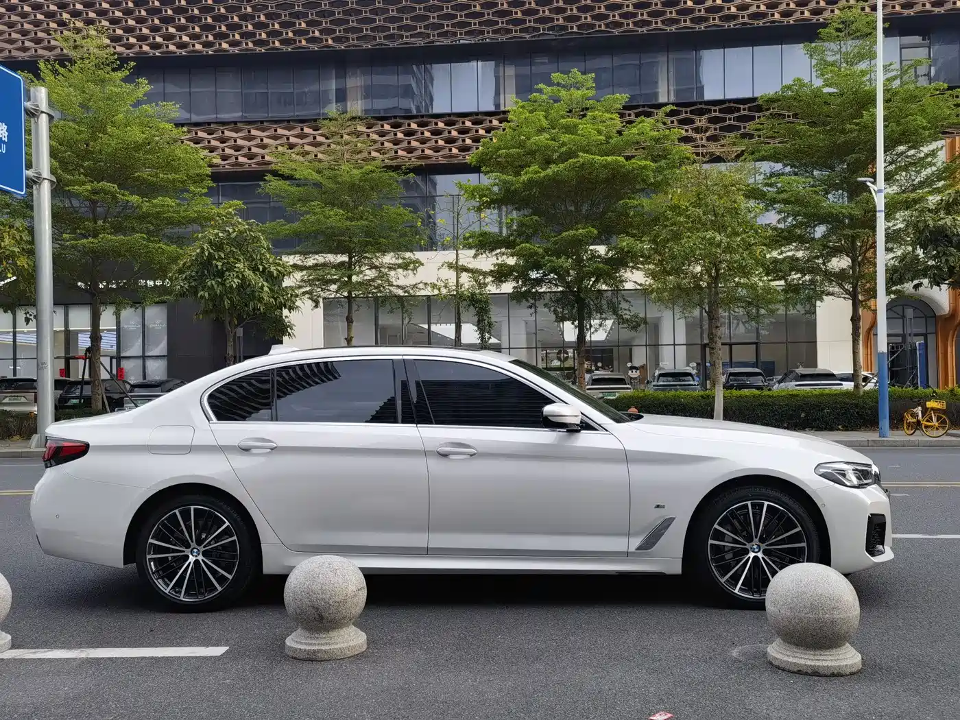 BMW 5 Series 2023 530Li Leading M Sport Package фото 4
