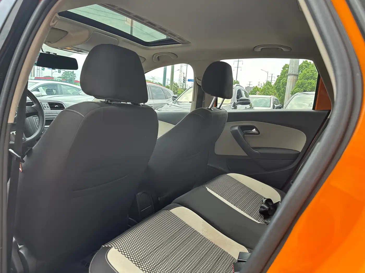 Volkswagen Polo 2014 1.6L Cross Polo Automatic фото 9