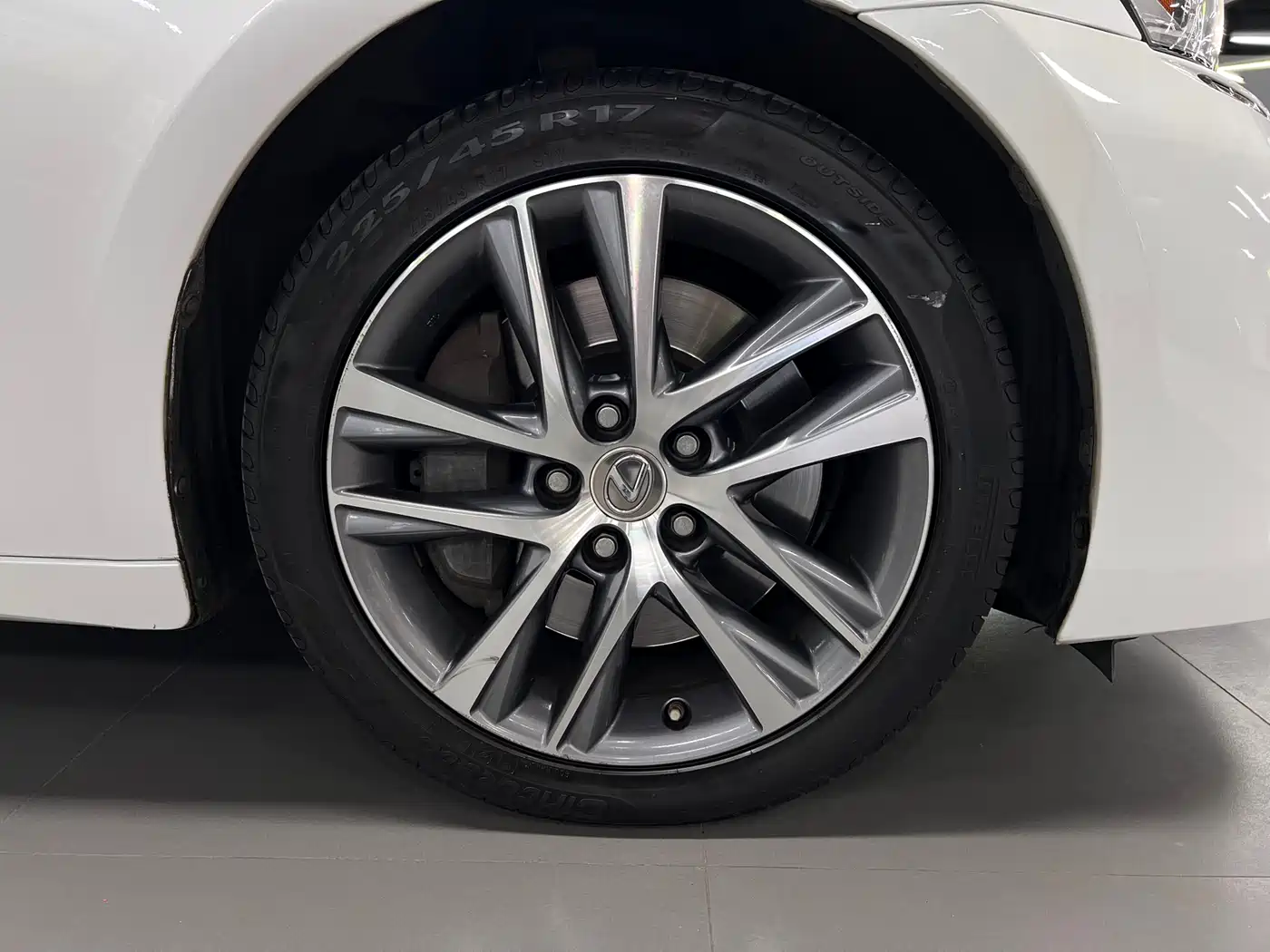 Lexus IS 2017 300 Leading Edition фото 11