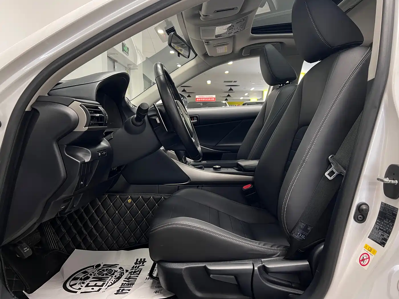 Lexus IS 2017 300 Leading Edition фото 20