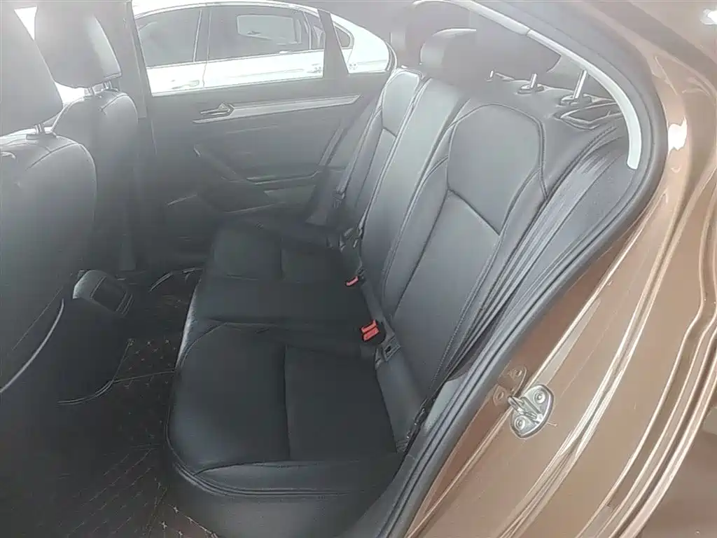 Volkswagen Lamando 2015 230TSI DSG Style фото 17