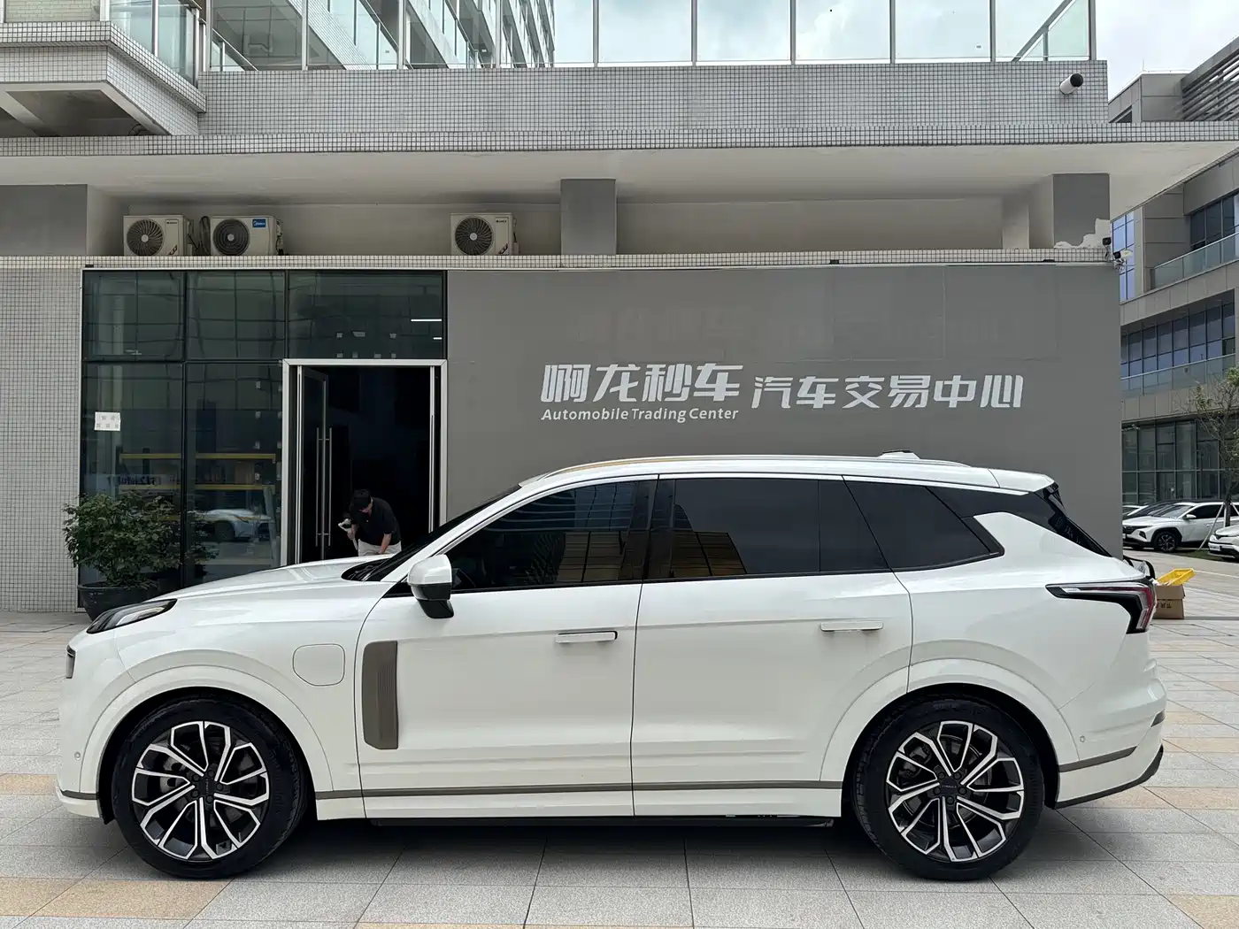 Lynk & Co 09 EM-P 2021 2.0T PHEV Ultra 6-seater фото 23