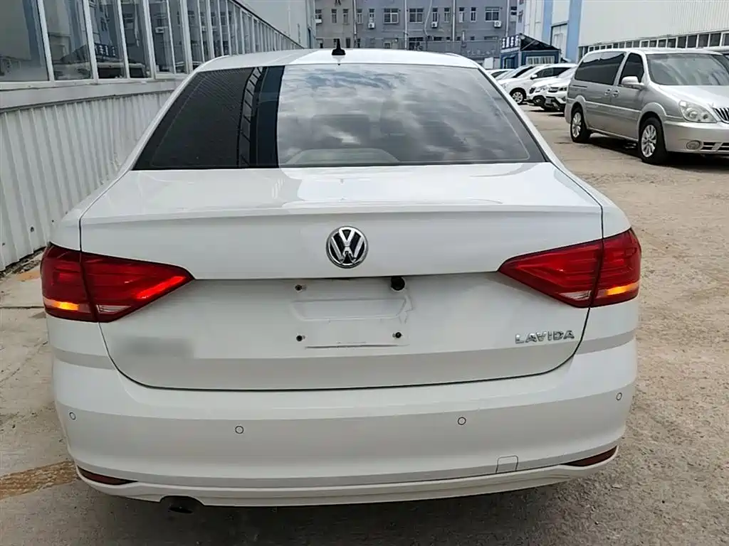 Volkswagen Lavida 2015 1.6L Automatic Trend Edition фото 6