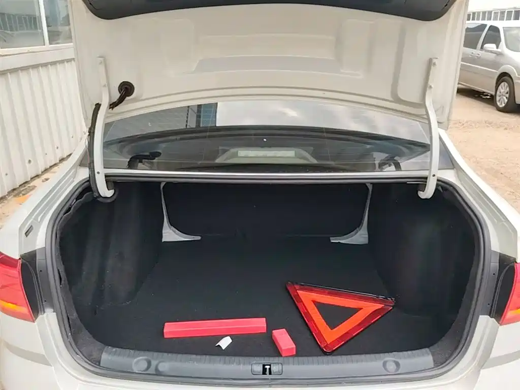 Volkswagen Lavida 2015 1.6L Automatic Trend Edition фото 19