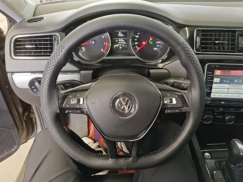 Volkswagen Sagitar 2018 1.6L Automatic Comfort фото 11