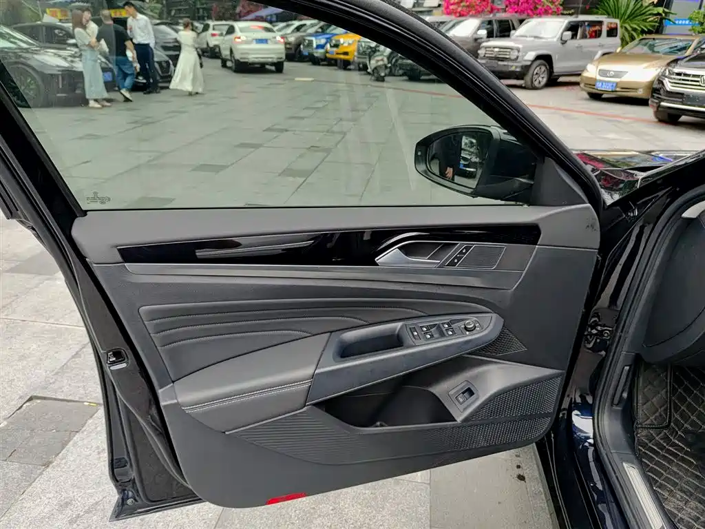 Volkswagen Passat 2024 380TSI Luxury фото 6