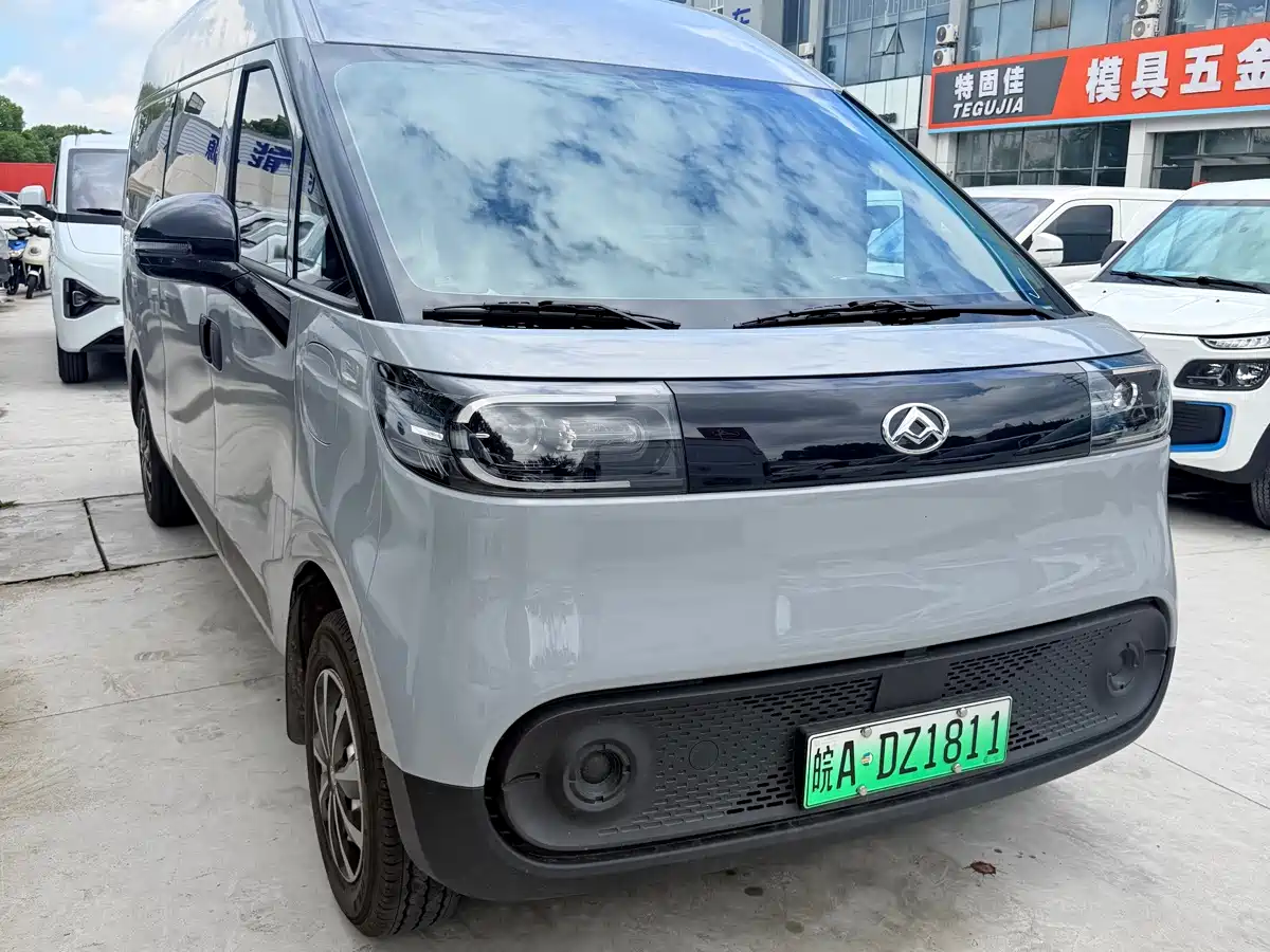 SAIC Maxus Dana V1 2026 2025 Model V1+ Long Wheelbase High Roof Multi-Purpose Edition (62kWh)