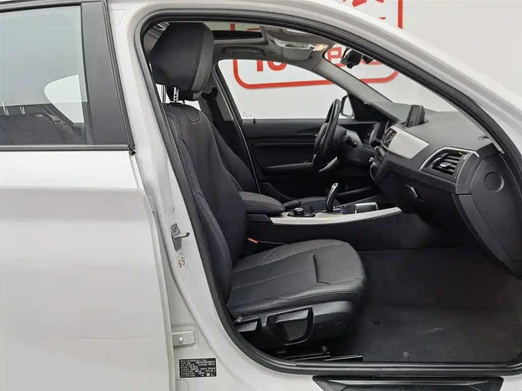 BMW 1 Series (Import) 2018 118i Leading фото 23