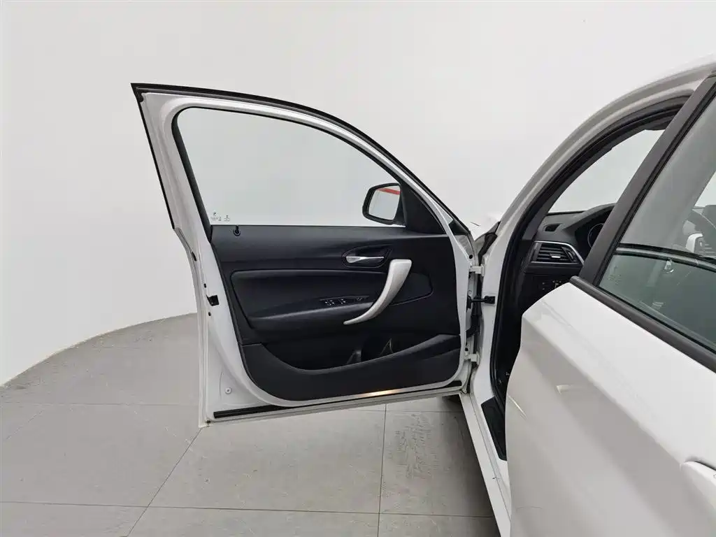 BMW 1 Series (Import) 2018 118i Leading фото 8