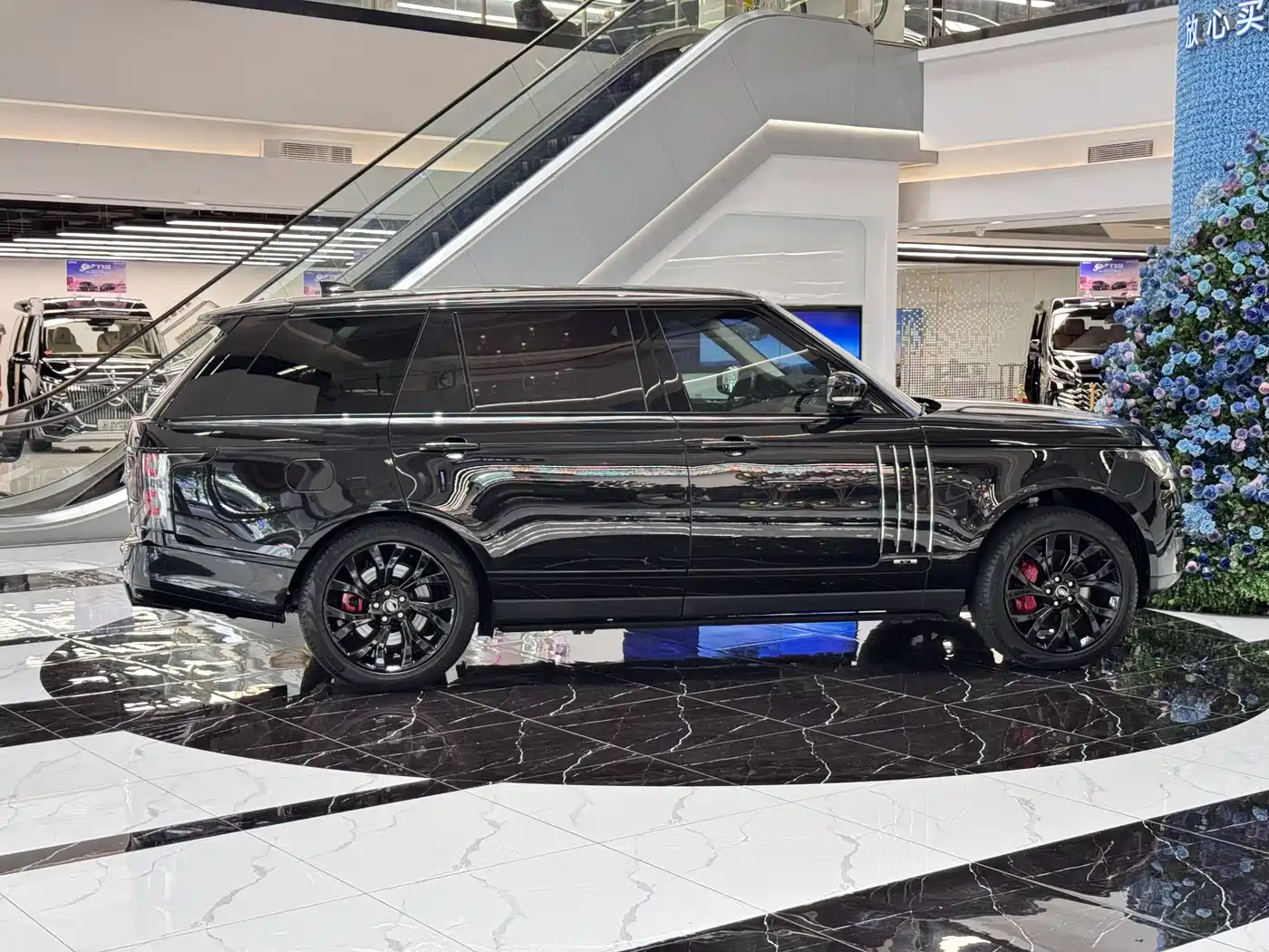 Land Rover Range Rover 2021 3.0 L6 Heritage Extended Classic Edition фото 5
